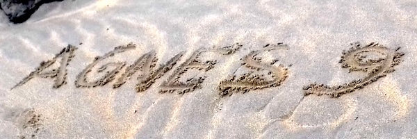 Schrift AGNES 9 im Sand