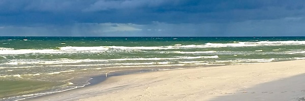 Brandung. Im Hitergrund Regen