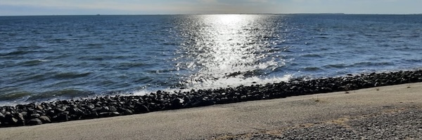Strand mit tiefblauem Wasser